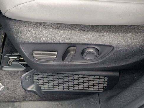 Used 2025 Toyota Sienna XLE w/ XLE Plus Package FWD image 13