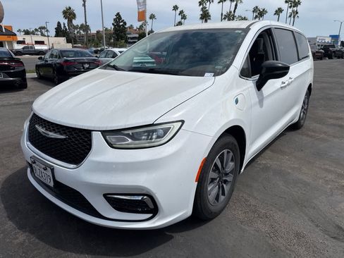 Used 2024 Chrysler Pacifica Limited FWD image 1