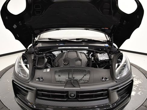 Used 2025 Porsche Macan image 13