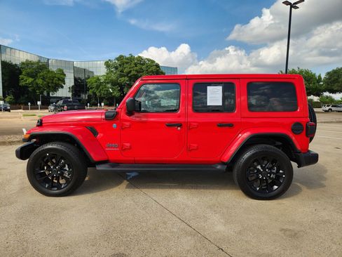 Used 2025 Jeep Wrangler Sahara image 3