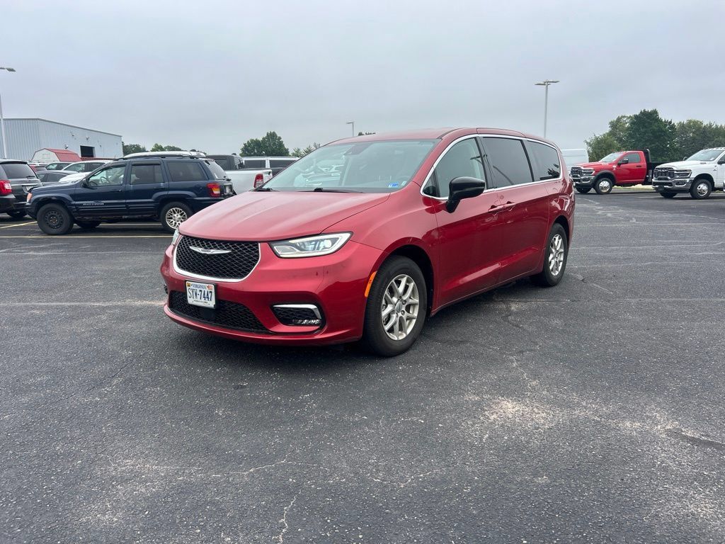 Used 2024 Chrysler Pacifica Touring-L FWD image 5