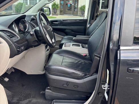 Used 2014 Chrysler Town & Country Touring FWD image 9