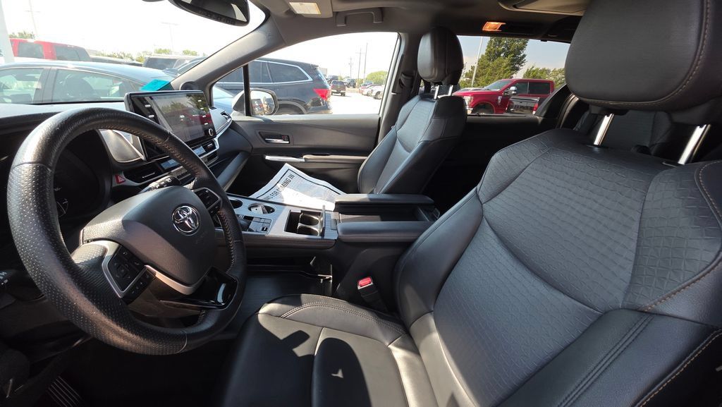 Used 2022 Toyota Sienna XLE Woodland Edition AWD/4WD image 11