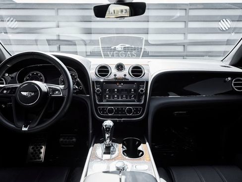 Used 2017 Bentley Bentayga AWD/4WD image 48