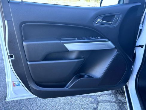 Certified 2022 Chevrolet Colorado LT w/ Chrome Appearance Package image 9