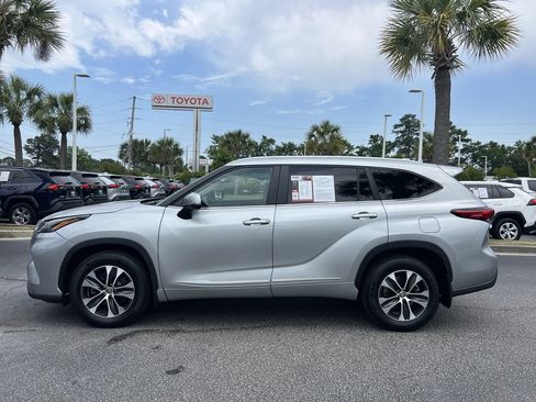 Used 2023 Toyota Highlander XLE AWD/4WD image 7