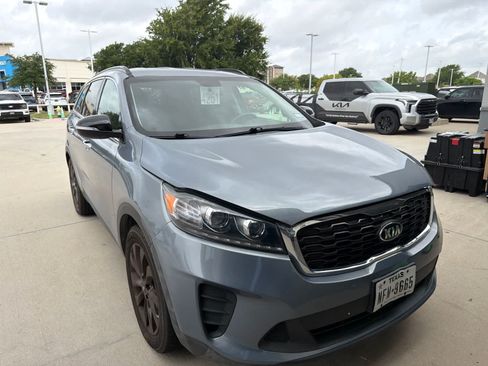Used 2020 Kia Sorento S FWD image 2