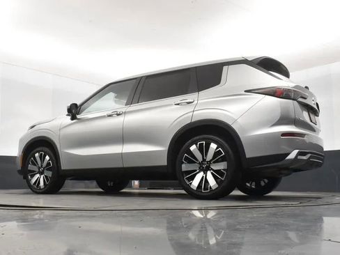 Used 2025 Mitsubishi Outlander SE image 12