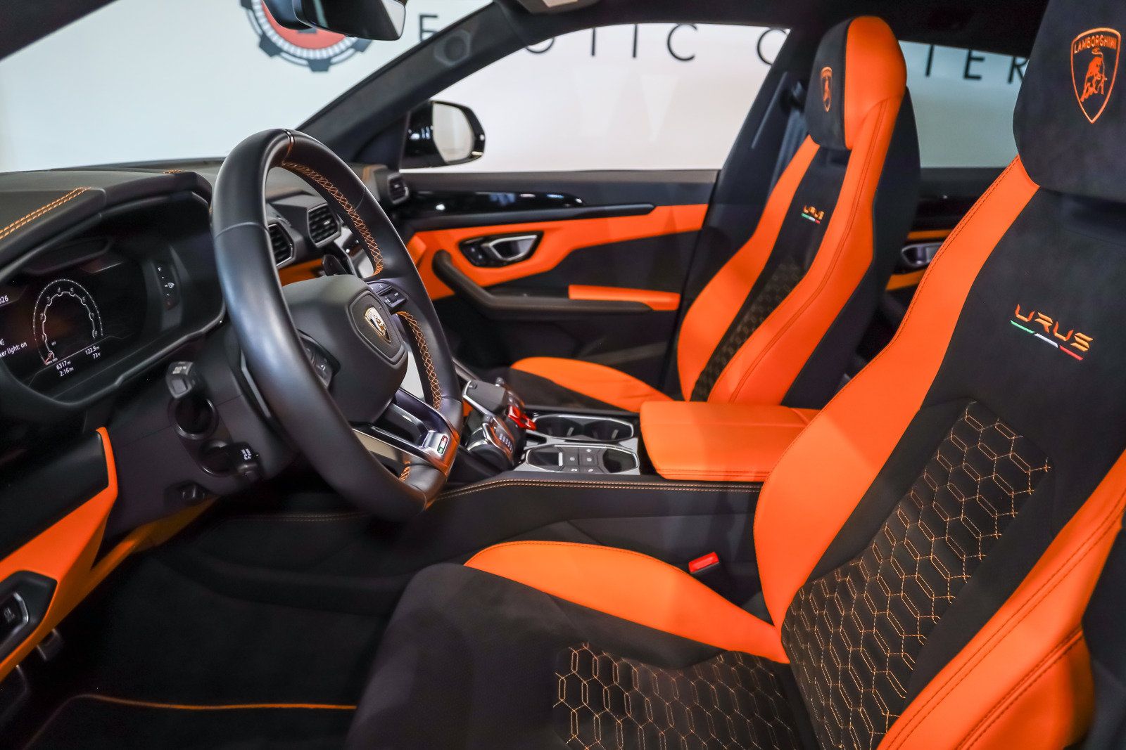 Used 2022 Lamborghini Urus AWD/4WD image 30