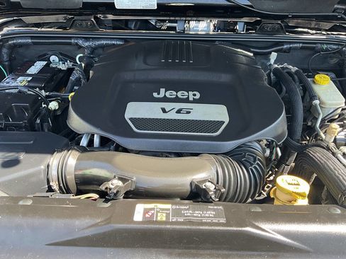 Used 2017 Jeep Wrangler Unlimited Sahara image 19