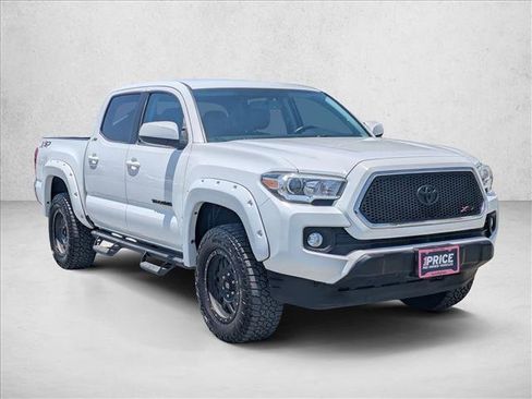 Used 2017 Toyota Tacoma SR5 w/ Tow Package RWD image 3
