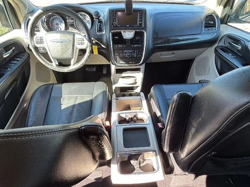 Used 2015 Chrysler Town & Country Touring FWD image 29