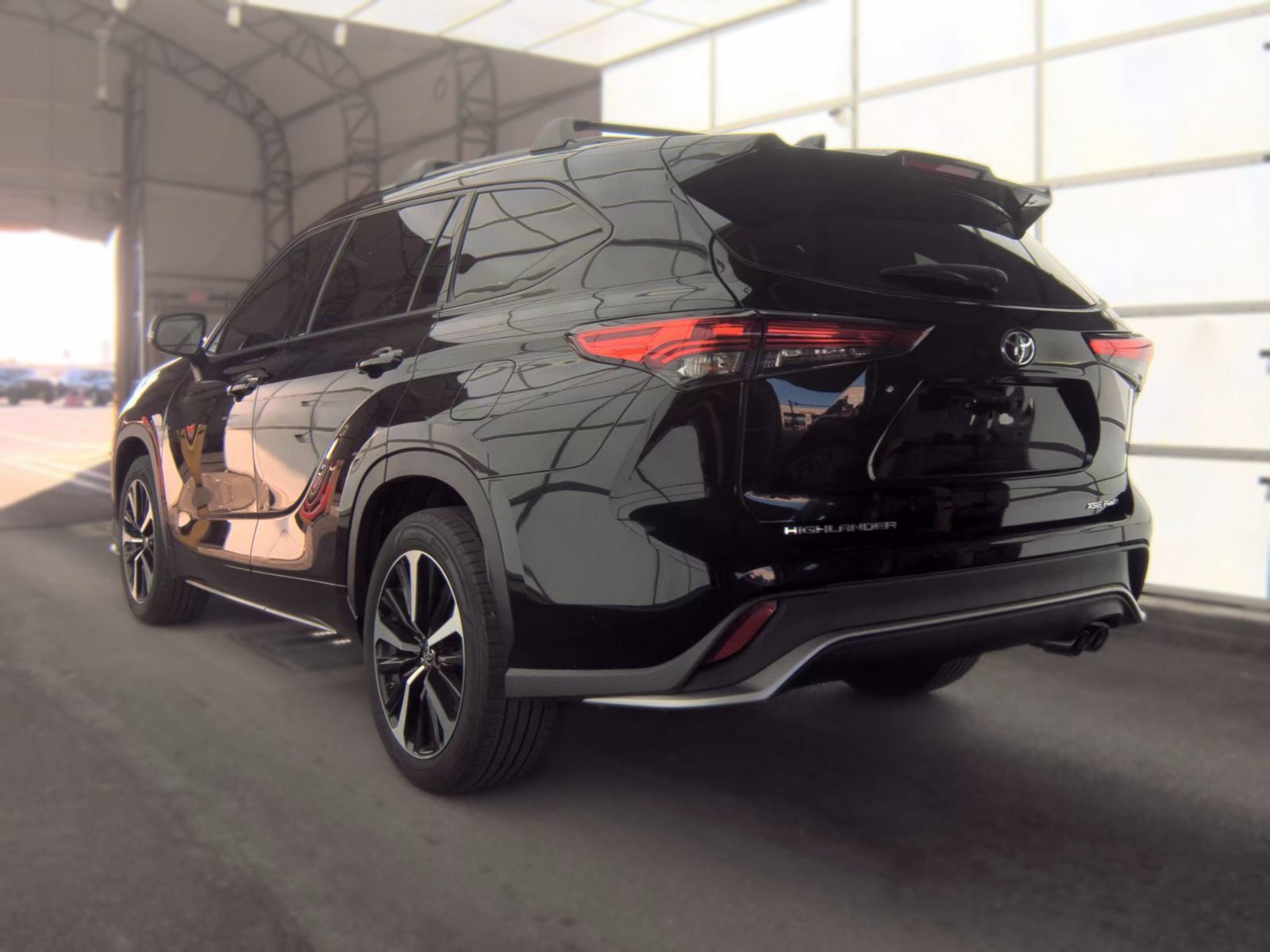 Used 2021 Toyota Highlander XSE AWD/4WD image 3