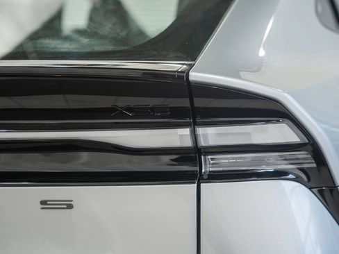 New 2026 Toyota Prius Plug-In Hybrid FWD image 6