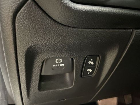 Used 2020 RAM 1500 4x4 Crew Cab image 33