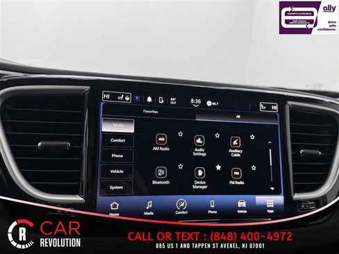 Used 2024 Chrysler Pacifica Touring-L image 25