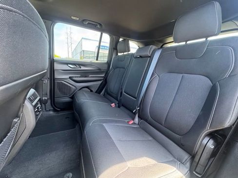 Used 2025 Jeep Grand Cherokee 4WD image 12