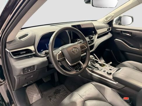 Certified 2025 Toyota Highlander Limited AWD/4WD image 8