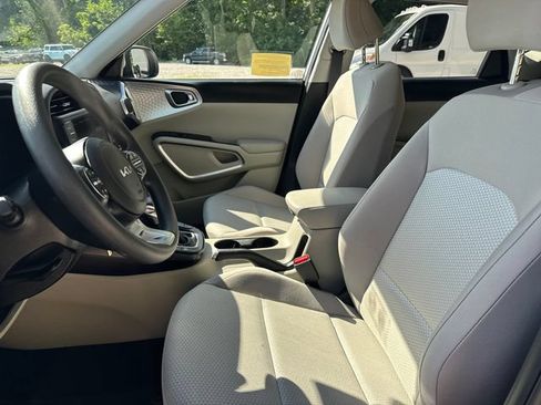 Used 2025 Kia Soul LX FWD image 33