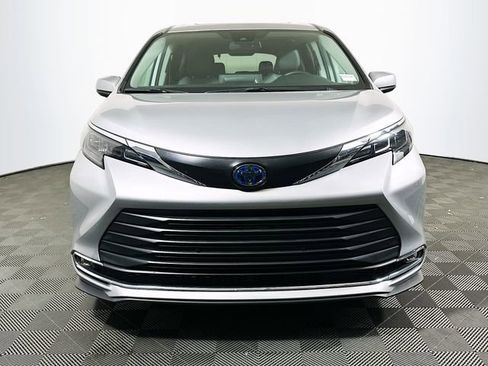 Certified 2024 Toyota Sienna XLE image 3