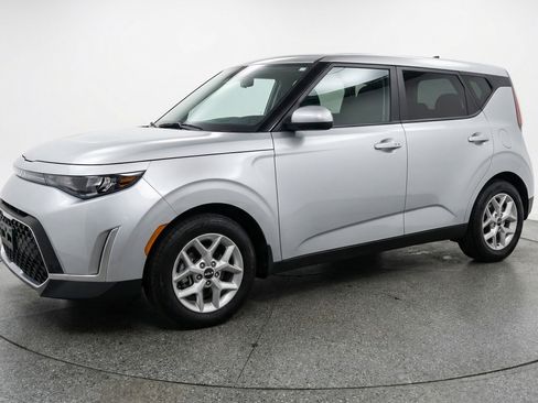 Used 2025 Kia Soul LX w/ LX Technology Package image 3