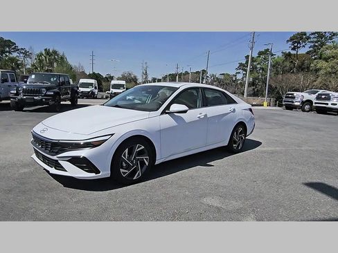 Used 2025 Hyundai Elantra SEL image 41