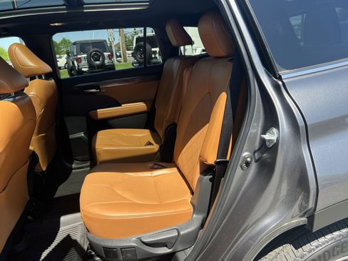 Used 2023 Toyota Highlander Platinum image 32