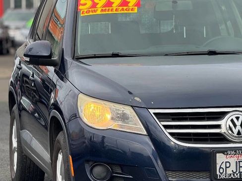 Used 2011 Volkswagen Tiguan S image 9