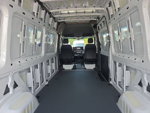 Used 2025 Mercedes-Benz Sprinter 2500 image 28