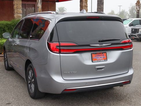 Used 2021 Chrysler Pacifica Touring-L FWD image 6