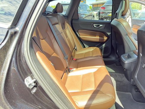 Used 2018 Volvo XC60 T5 Momentum w/ Vision Package AWD/4WD image 19