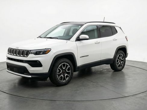 Used 2025 Jeep Compass Trailhawk AWD/4WD image 3