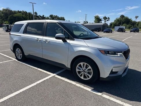 Used 2023 Kia Carnival LX FWD image 2