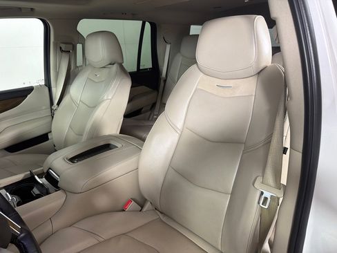 Used 2019 Cadillac Escalade Luxury AWD/4WD image 13