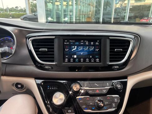 Used 2018 Chrysler Pacifica Touring-L FWD image 8