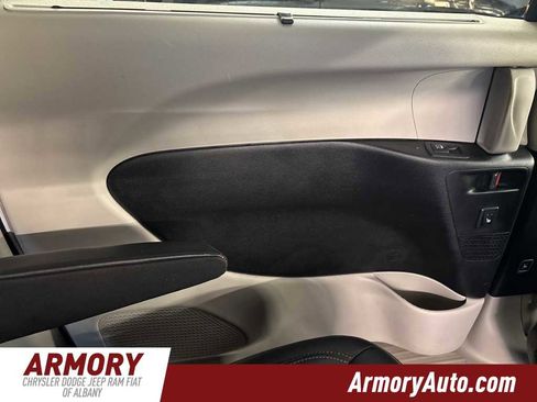 Used 2020 Chrysler Pacifica Touring-L Plus image 38