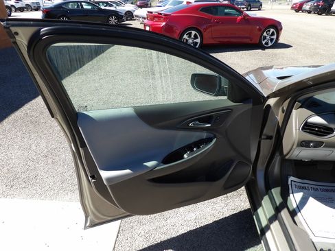 Used 2022 Chevrolet Malibu LT FWD image 9