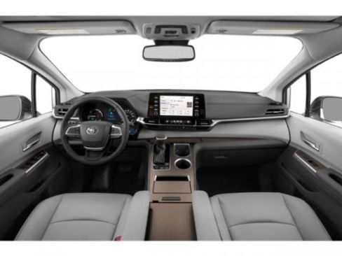 Used 2024 Toyota Sienna XLE FWD image 8