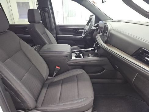 Used 2025 Chevrolet Suburban LS image 12