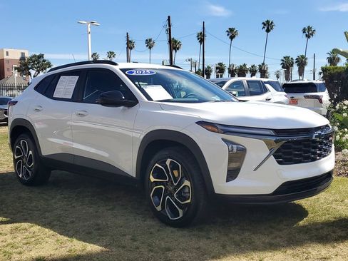 Used 2025 Chevrolet Trax RS w/ Driver Confidence Package image 2