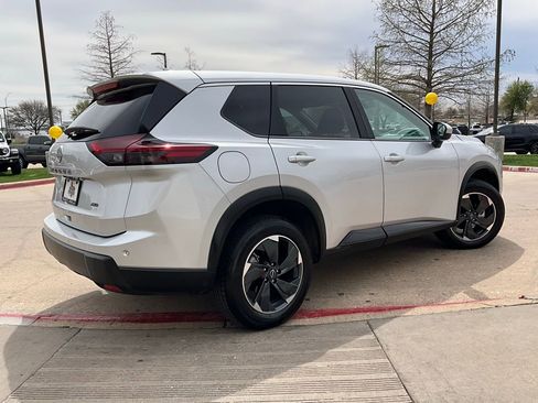 Used 2025 Nissan Rogue SV image 6