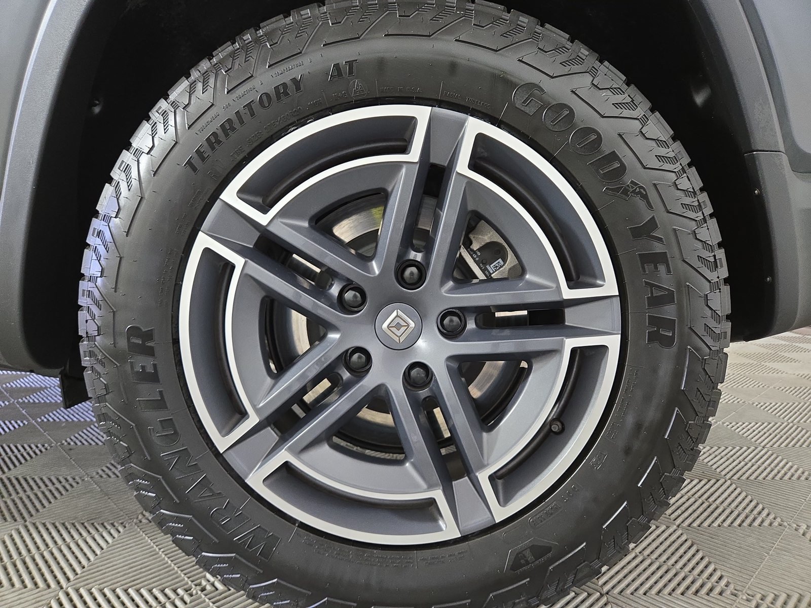 Used 2025 Rivian R1S Adventure Dual AWD/4WD image 10