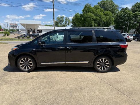 Used 2019 Toyota Sienna Limited Premium AWD/4WD image 2