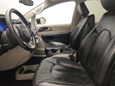 Used 2018 Chrysler Pacifica Touring-L w/ Premium Audio Group FWD image 17
