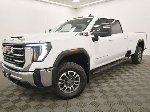 Used 2024 GMC Sierra 3500 SLE w/ SLE Convenience Package image 2