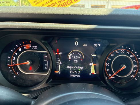 Used 2025 Jeep Wrangler Unlimited Rubicon AWD/4WD image 16
