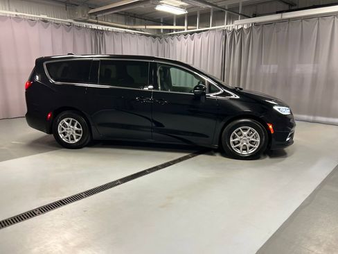 Used 2024 Chrysler Pacifica Touring-L image 8