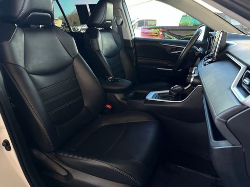 Used 2022 Toyota RAV4 XLE Premium image 18