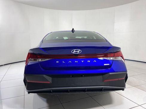 Used 2025 Hyundai Elantra Hybrid FWD image 4