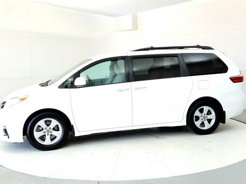 Certified 2020 Toyota Sienna LE w/ LE Preferred Package FWD image 3